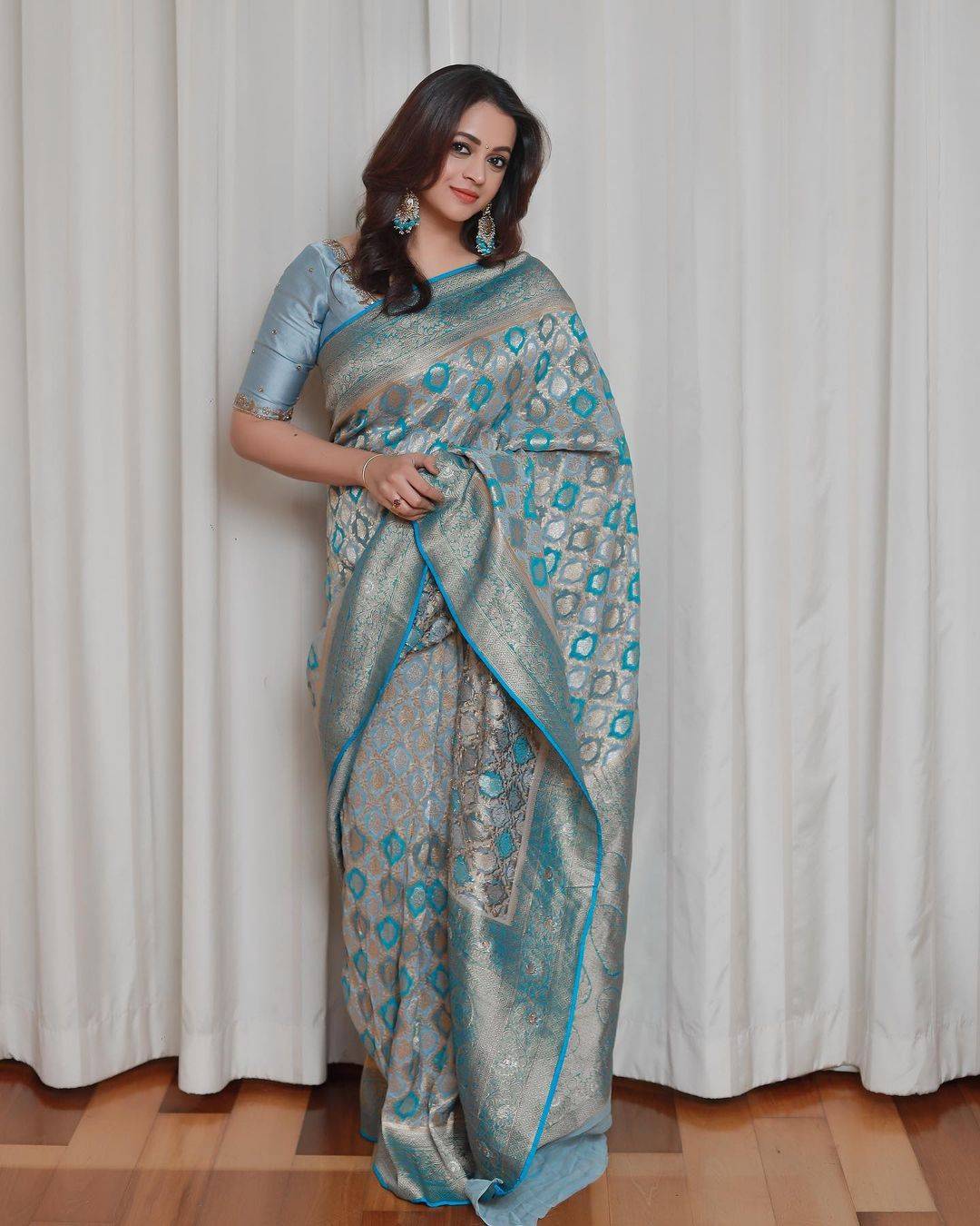 Bhavana Menon dolls up in a sky blue silk saree for a wedding! Bhavana