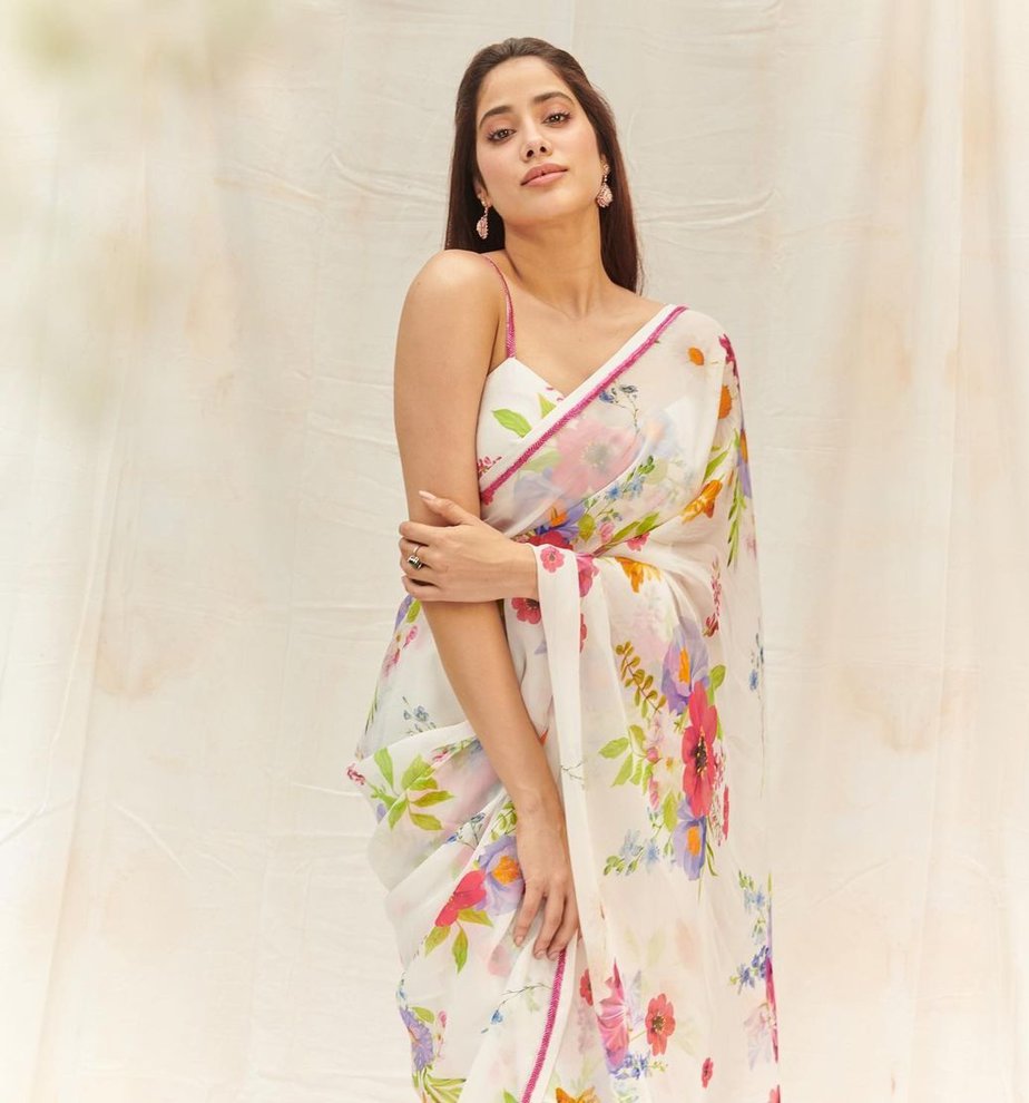 Janhvi Kapoor looks strikingly beautiful in an ivory floral saree! Janhvi Kapoor in a saree