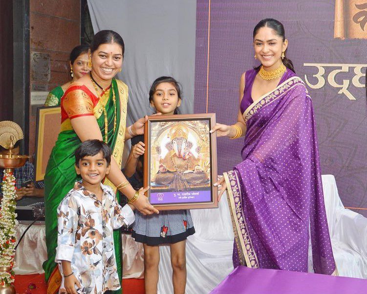 Mrunal Thakur impresses in a purple chanderi saree at a jewellery opening! MRUNAL THAKUR IN A SAREE