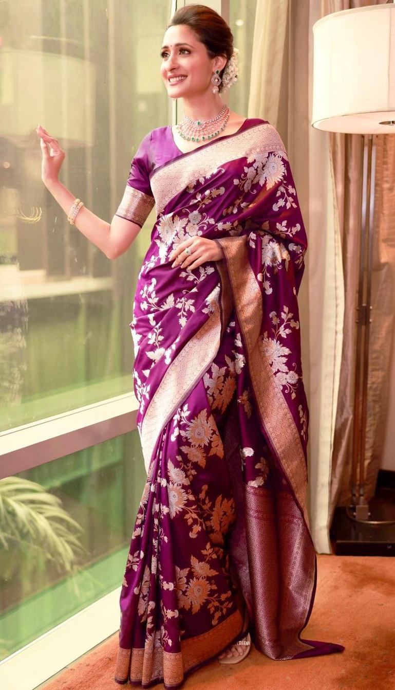 Pragya Jaiswal looks elegant in a banarasi silk saree at a shop opening! Pragya Jaiswal