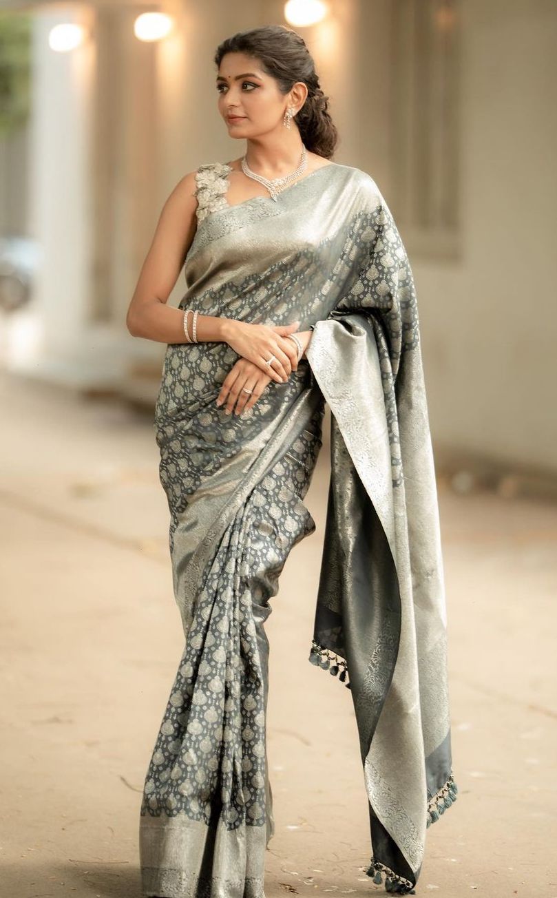 Aditi Shankar flaunts a grey benarsi saree for Navratri celebrations! Celebrity Sarees