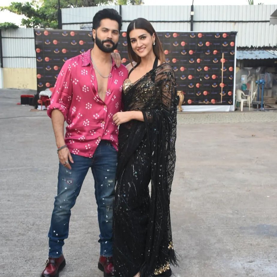 Kriti Sanon begins “Bhediya” promotions in a black glittery saree! Kriti Sanon begins “Bhediya” promotions in a black glittery saree! Kriti Sanon
