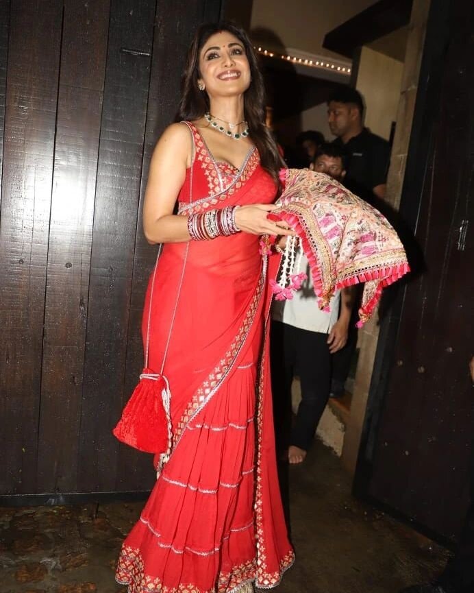 Shilpa Shetty looks ravishing in a red saree for Karwa Chauth celebrations! Shilpa Shetty