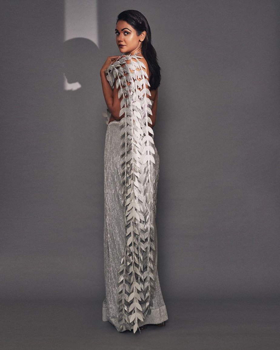 Sneha Reddy looks chic in a silver metallic saree for Diwali party! sneha reddy in a saree