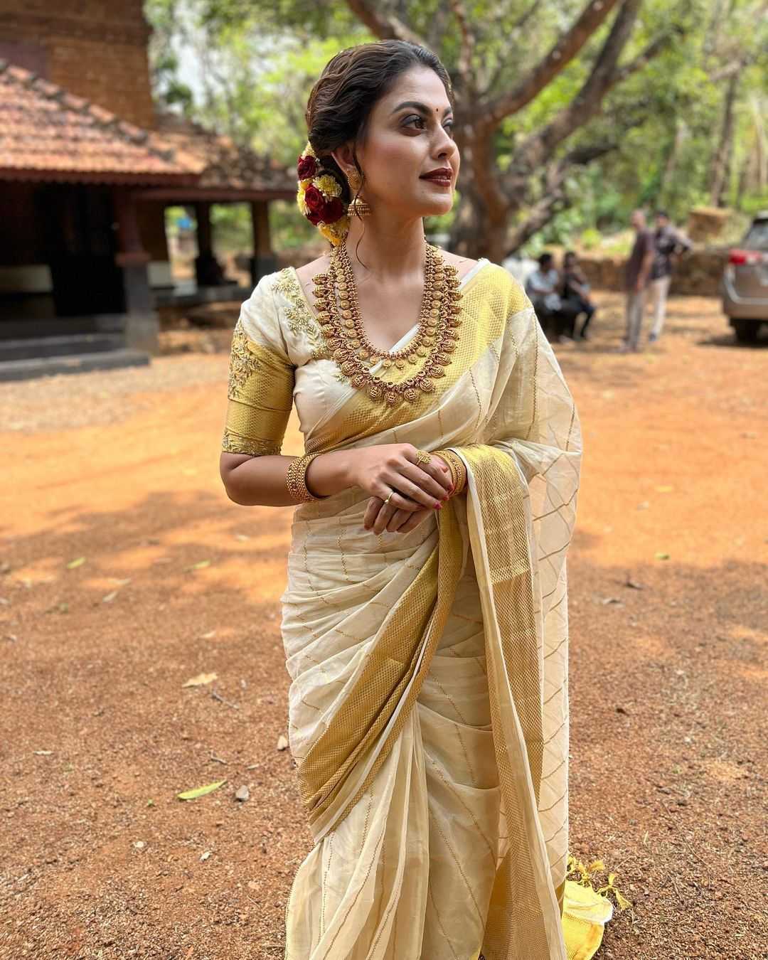 Anusree Nair in a Kerala saree and antique gold jewels! Anusree nair