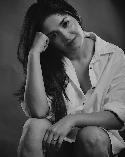 Bollywood Actress Roshni Bhattacharyya Latest Hot Photoshoot Pics Celebrity Sarees