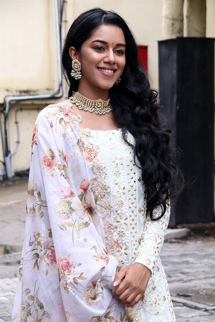 Mirnalini Ravi Tamil Actress Beautiful Smiling Pics Mirnalini Ravi Tamil Actress Beautiful Smiling Pics Womens Fashion