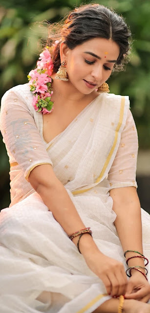 Tamil Actress Divya Ganesh’s Onam Special Saree Pics Womens Fashion