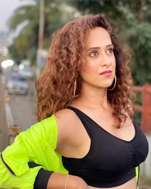 Saisha Sehgal’s Latest Hot Stills – See Her Bold Look! Celebrity Sarees