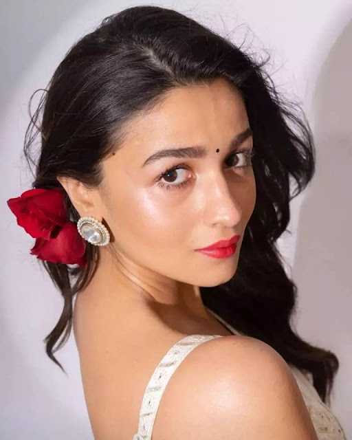 Alia Bhatt Looks Elegant in Stunning Saree Pics Alia Bhatt Looks Elegant in Stunning Saree Pics Beauty