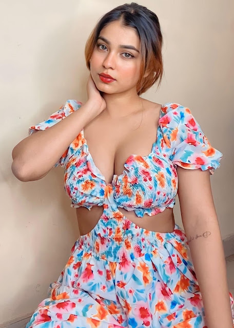 Kanak Mishra Stunning Hot Actress Images Celebrity Sarees