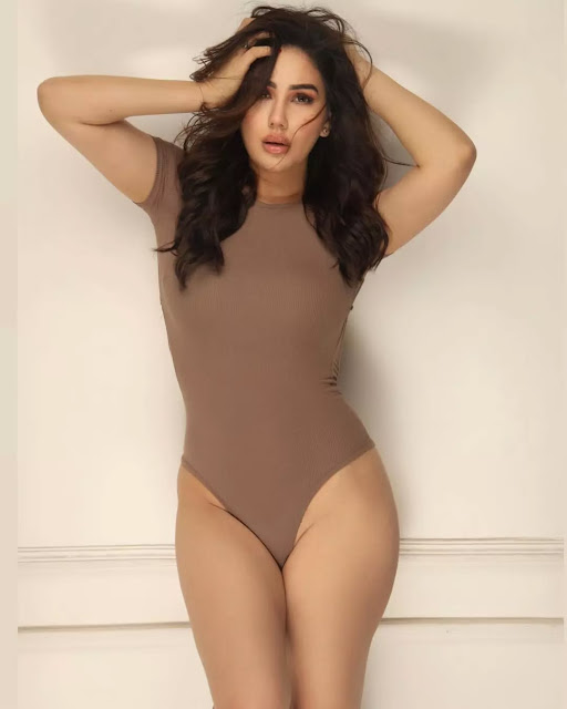 Bollywood Actress Kangana Sharma Sizzles in Latest Bikini Pics Celebrity Sarees