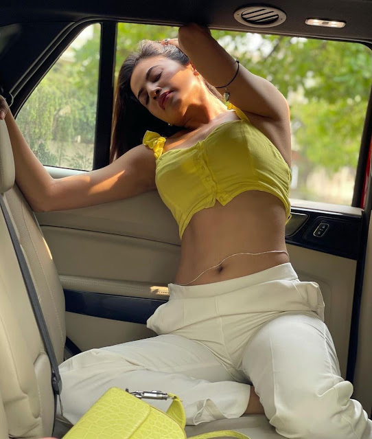 Saanvi Dhiman Looks Stylish and Bold in Car Photoshoot Celebrity Sarees
