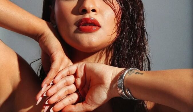 Avneet Kaur Sizzles in Black Modern Dress Celebrity Sarees