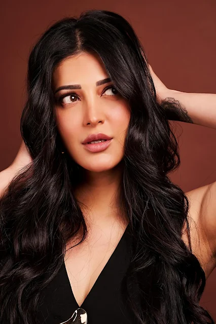 Shruthi Hassan Sizzles in Black Sleeveless Top Hot Stills Celebrity Sarees