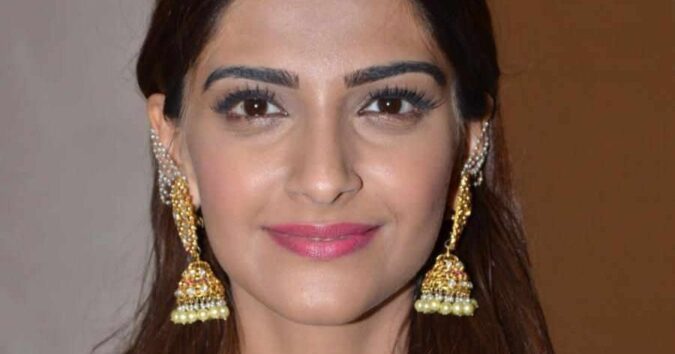 Beautiful Hindi Girl Sonam Kapoor Photos In Transparent White Sari Beauty