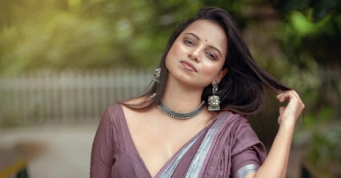 Raisa Roiz Hot Navel Show Pics in Saree Celebrity Sarees